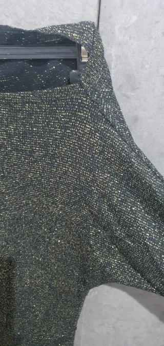 Jersey negro con hilo dorado cuello barco Talla M