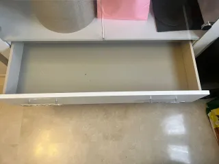 Vitrina de cristal y madera