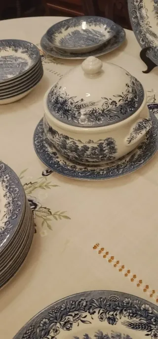 Vajilla cerámica azul y blanca