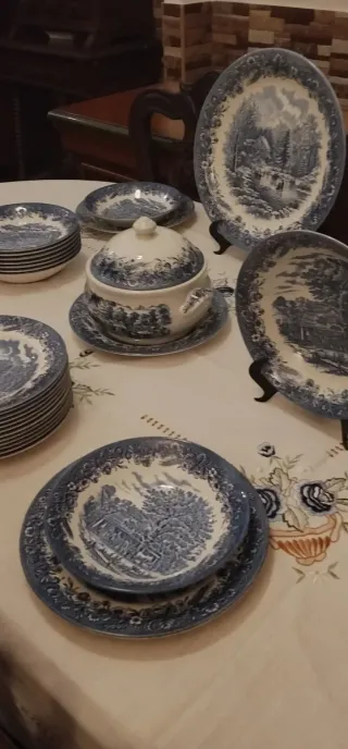 Vajilla cerámica azul y blanca