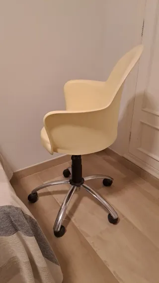 Silla giratoria juvenil beige