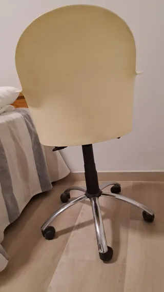 Silla giratoria juvenil beige