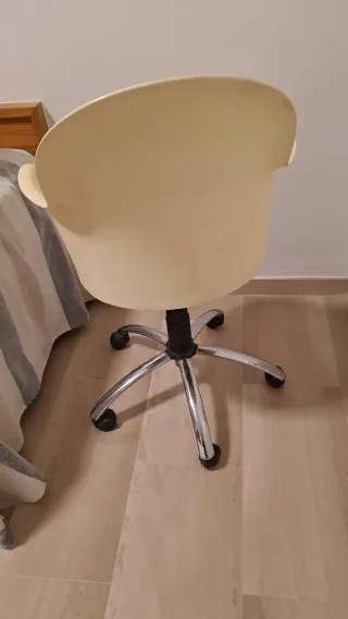 Silla giratoria juvenil beige