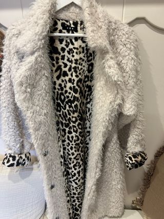 Abrigo peluche blanco roto forro leopardo