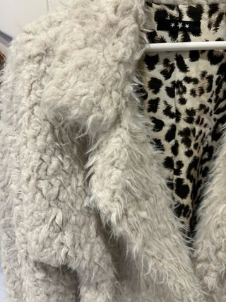 Abrigo peluche blanco roto forro leopardo