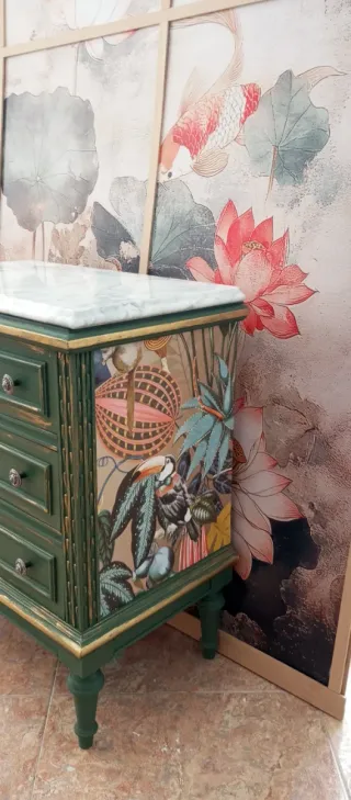 Mesita de noche verde con estampado tropical