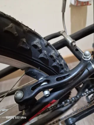 Bicicleta de Montaña Negra y Roja