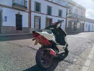 Yamaha Aerox Blanca y Rosa