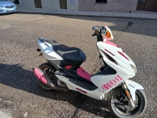 Yamaha Aerox Blanca y Rosa