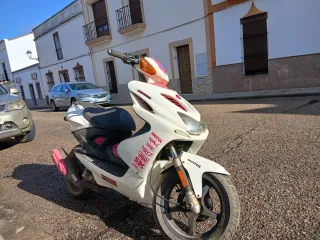 Yamaha Aerox Blanca y Rosa