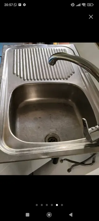 Fregadero de acero inoxidable con grifo