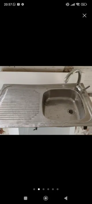 Fregadero de acero inoxidable con grifo