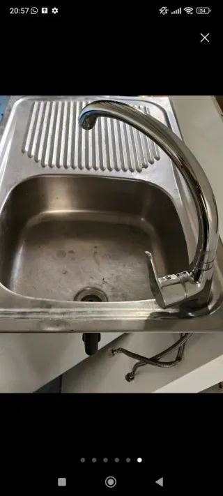 Fregadero de acero inoxidable con grifo