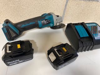 Amoladora Makita con 2 Baterías y Cargador