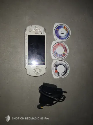 PSP Blanca + Cargador + 3 Juegos