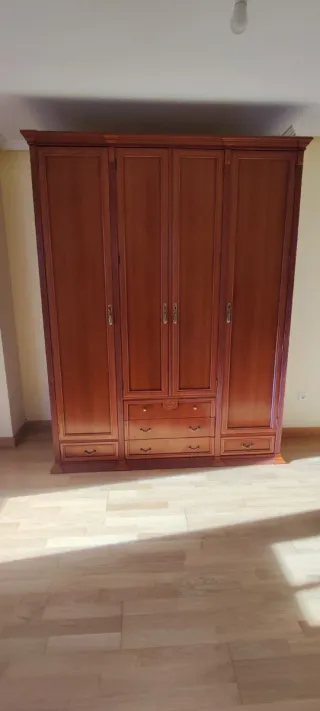 Armario de madera marrón.