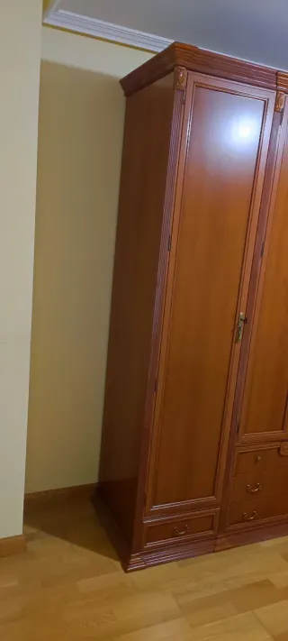 Armario de madera marrón.