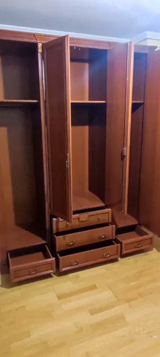 Armario de madera marrón.