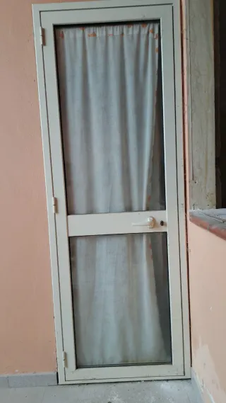 Infisso in alluminio bianco