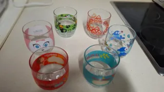 Vasos de cristal con dibujos infantiles