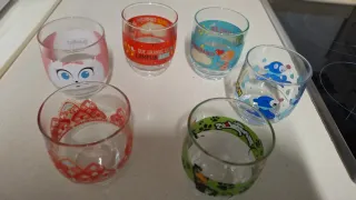 Vasos de cristal con dibujos infantiles
