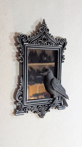 Espelho Gótico Corvo Moldura Prateada Orn.