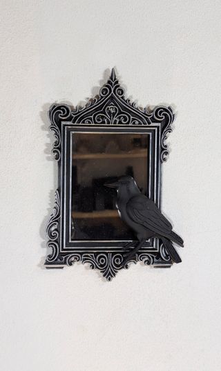 Espelho Gótico Corvo Moldura Prateada Orn.