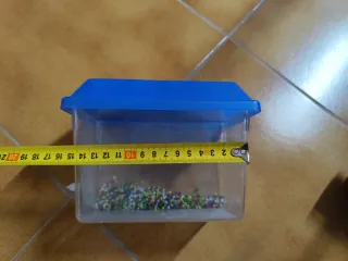 Pecera pequeña transparente y azul