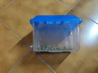 Pecera pequeña transparente y azul