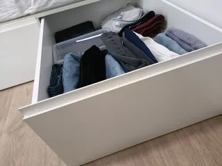 Cama con gran almacenaje de madera