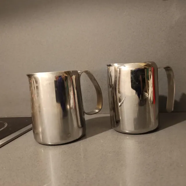 Caraffe in metallo per latte argentate