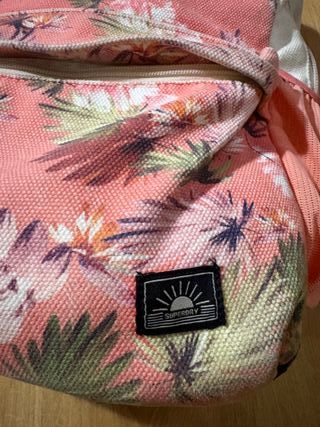 Mochila Superdry naranja con flores