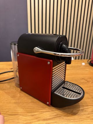 Cafetera Nespresso DeLonghi PIXIE Roja