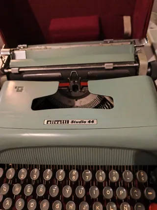 Máquina de escribir Olivetti Studio 44