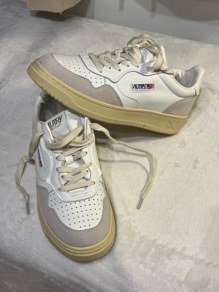Zapatillas Autry Beige y Blancas