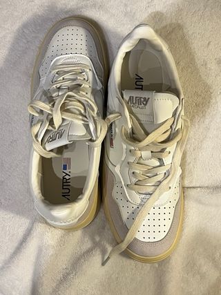 Zapatillas Autry Beige y Blancas