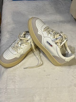 Zapatillas Autry Beige y Blancas