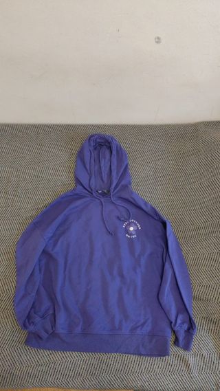 Sudadera morada con estampado de flores