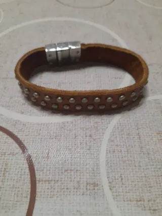 Pulsera de cuero con tachuelas