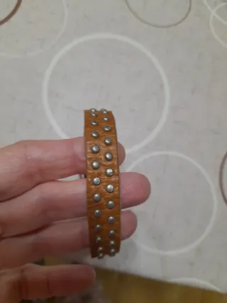 Pulsera de cuero con tachuelas