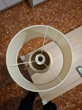 Lámpara de sobremesa beige y dorada