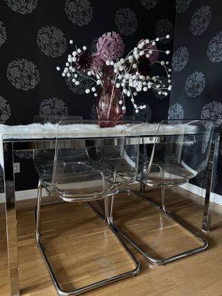 Elegante mesa de comedor de cristal y metal