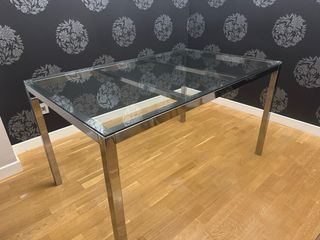 Elegante mesa de comedor de cristal y metal