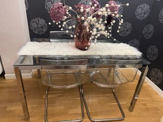 Elegante mesa de comedor de cristal y metal