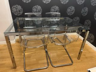 Elegante mesa de comedor de cristal y metal