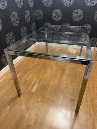Elegante mesa de comedor de cristal y metal