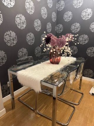 Elegante mesa de comedor de cristal y metal