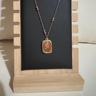 Colgante con rosa en relieve