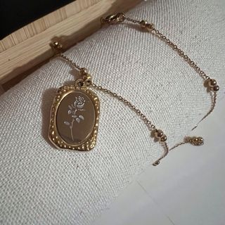 Colgante con rosa en relieve