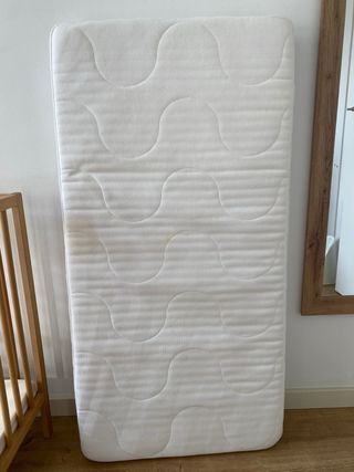 Cuna IKEA con colchón + protector